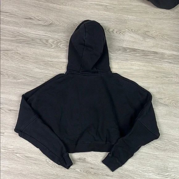Gymshark Black Cropped Logo Hoodie - Picture 3 of 3